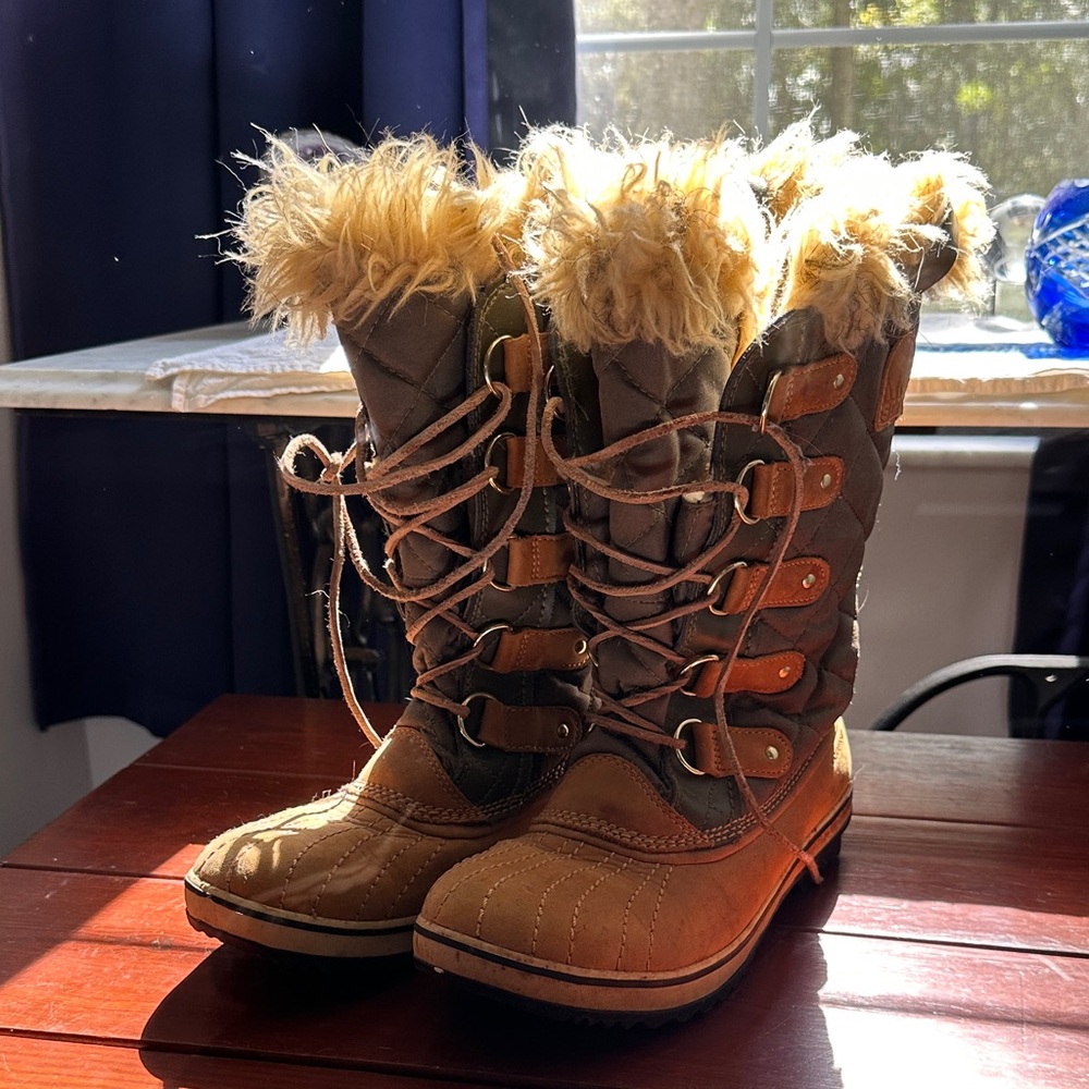 Sorel Tan and Brown Quilted Fur Boots, 9, EUC - Picture 8 of 8